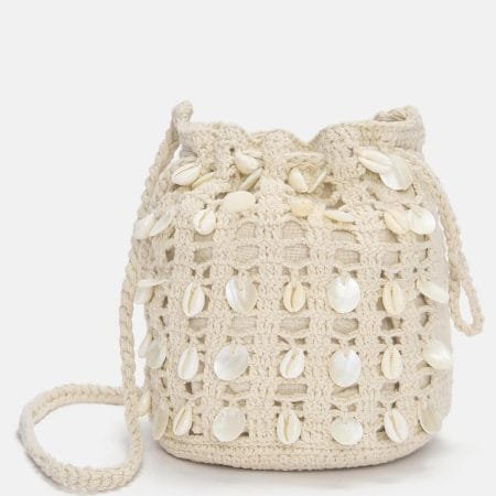 Crochet bucket bag with seashells